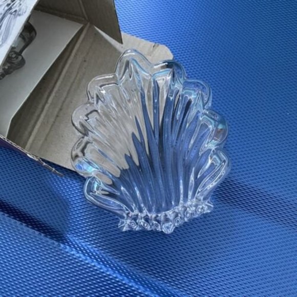 Full-Lead Crystal Chantilly Shell Box with lid 4" - Picture 5 of 9